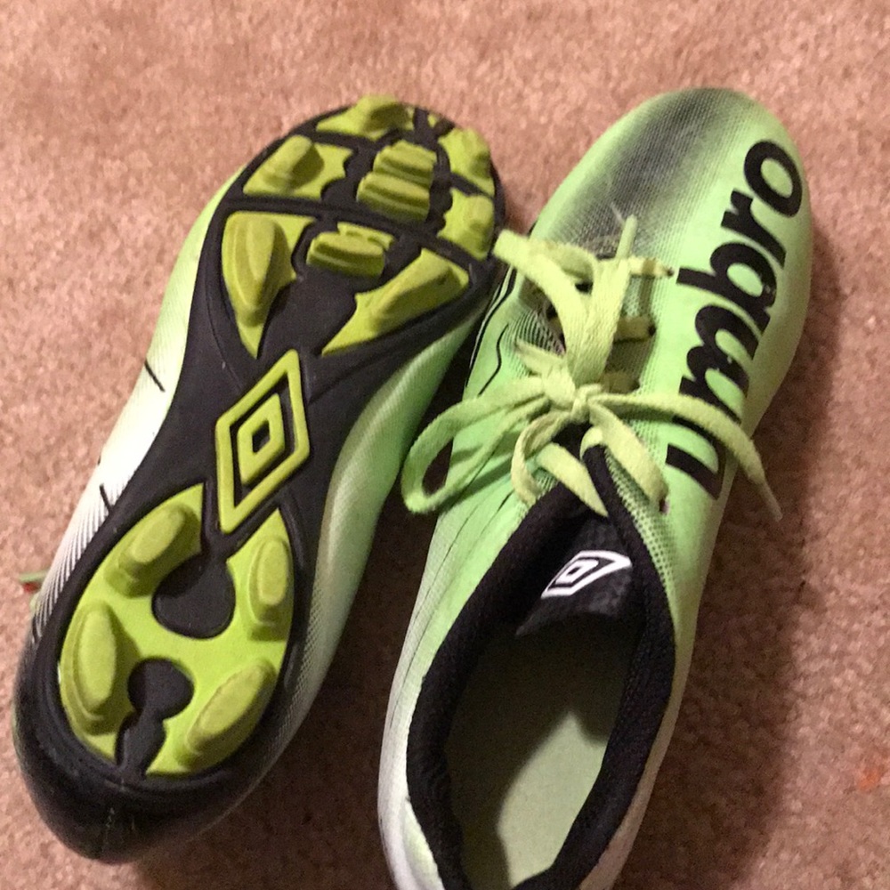 Soccer cleats - Picture 2 of 3